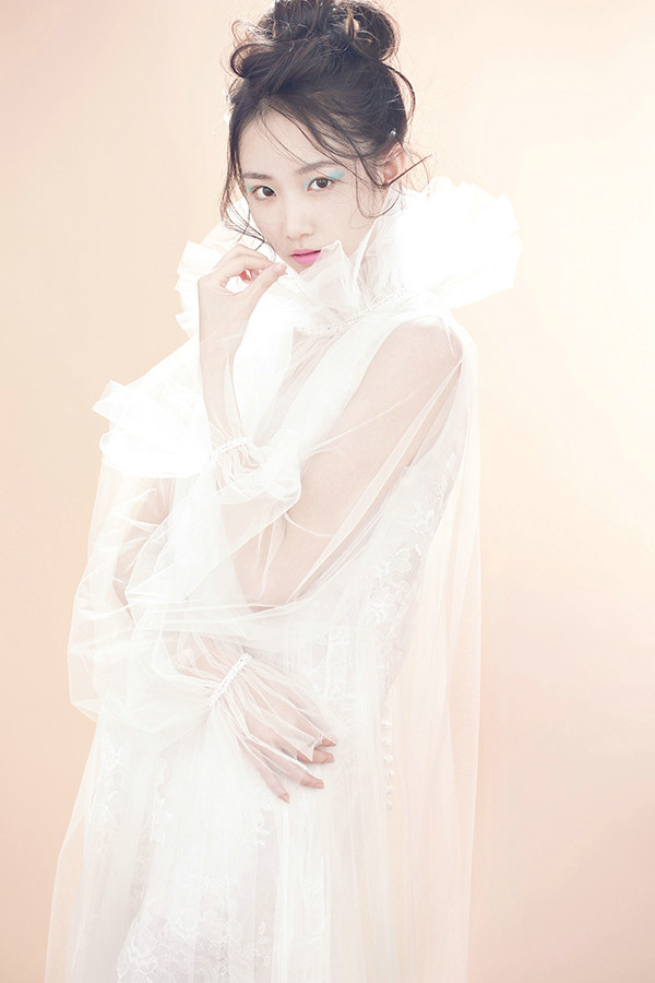 张垚曝复古黑白纱裙暖春写真 跳跃系眼妆凸显清甜少女调