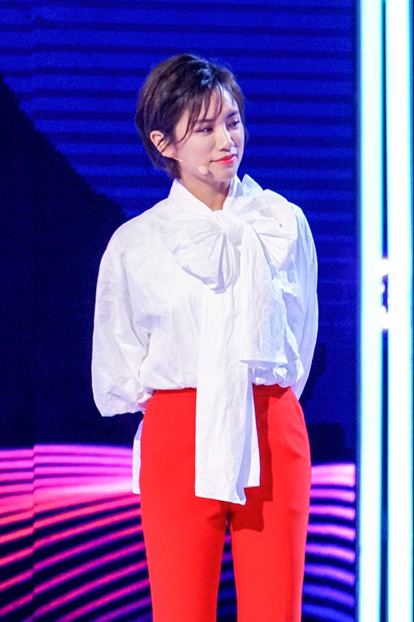 伊一身穿白色衬衣