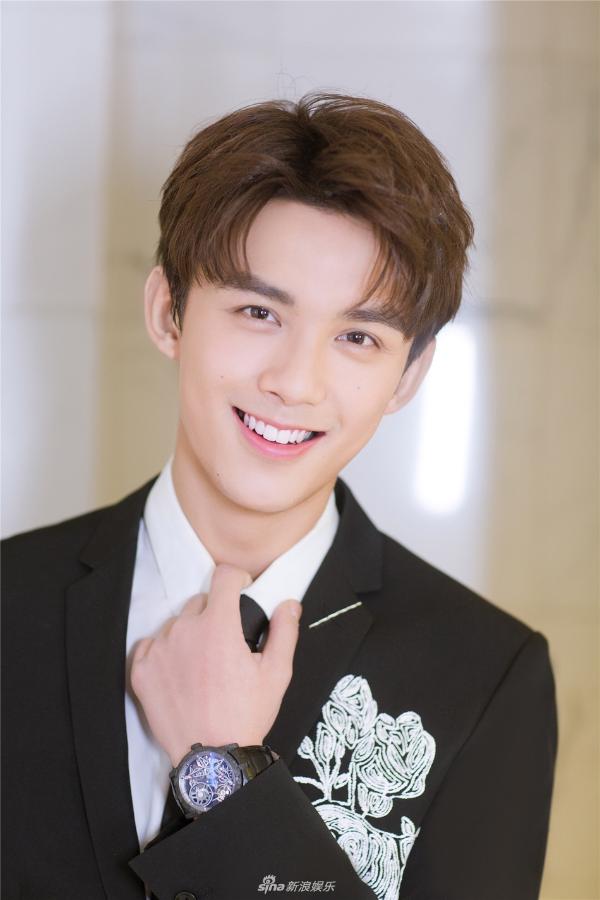 当红小鲜肉的西装诱惑,蔡徐坤不是最帅的,吴磊第二!第一是?