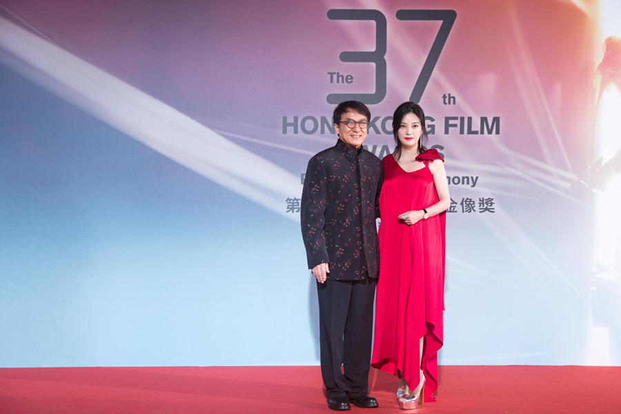 典礼现场,赵薇作为颁奖嘉宾,同上届金像影帝林家栋一起,颁发了第37届