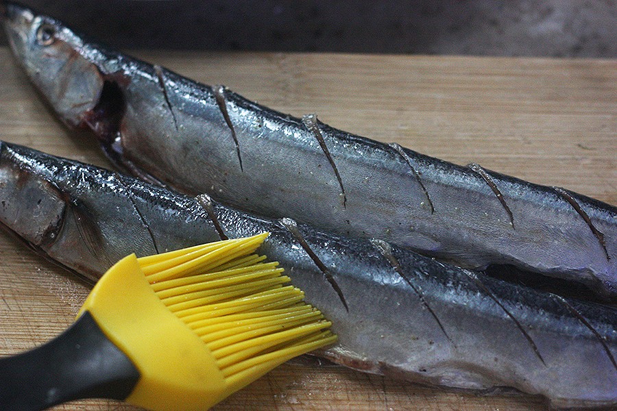 秋刀鱼体型细圆瘦长,两头尖,鱼肚部分色泽银亮,形似一把长尖刀,因此得