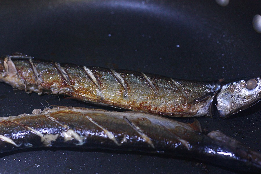 秋刀鱼体型细圆瘦长,两头尖,鱼肚部分色泽银亮,形似一把长尖刀,因此得