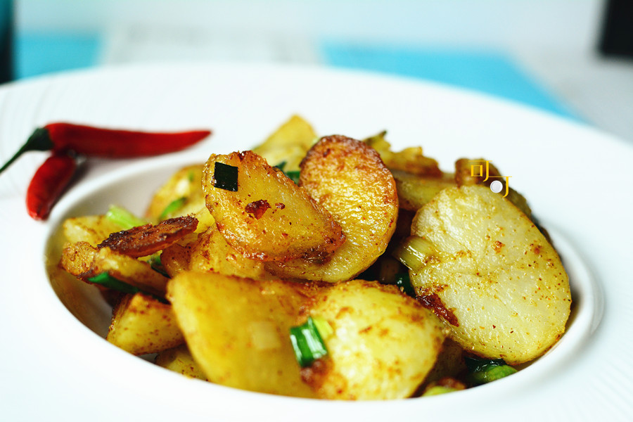 教你做好吃到爆的回锅土豆片,味道不比回锅肉差!