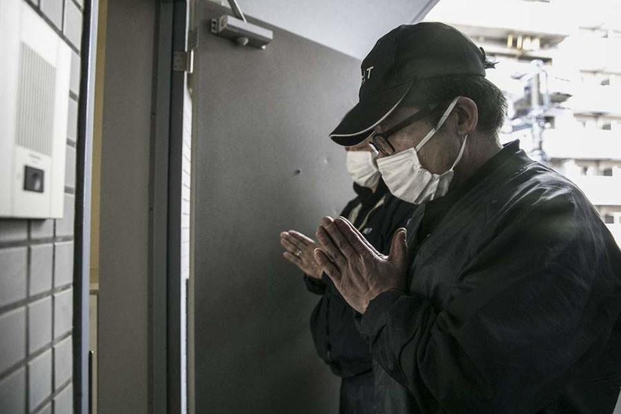 日本每年超三万老人孤独死,尸体被蛆虫吞噬到只剩下毛发 !_新浪看点