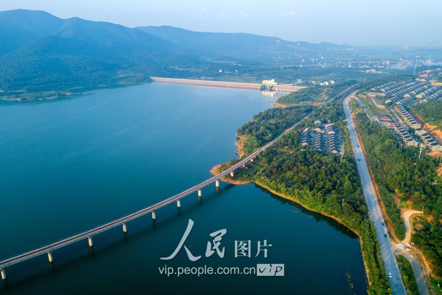 浙江长兴山水相依绿色笼罩