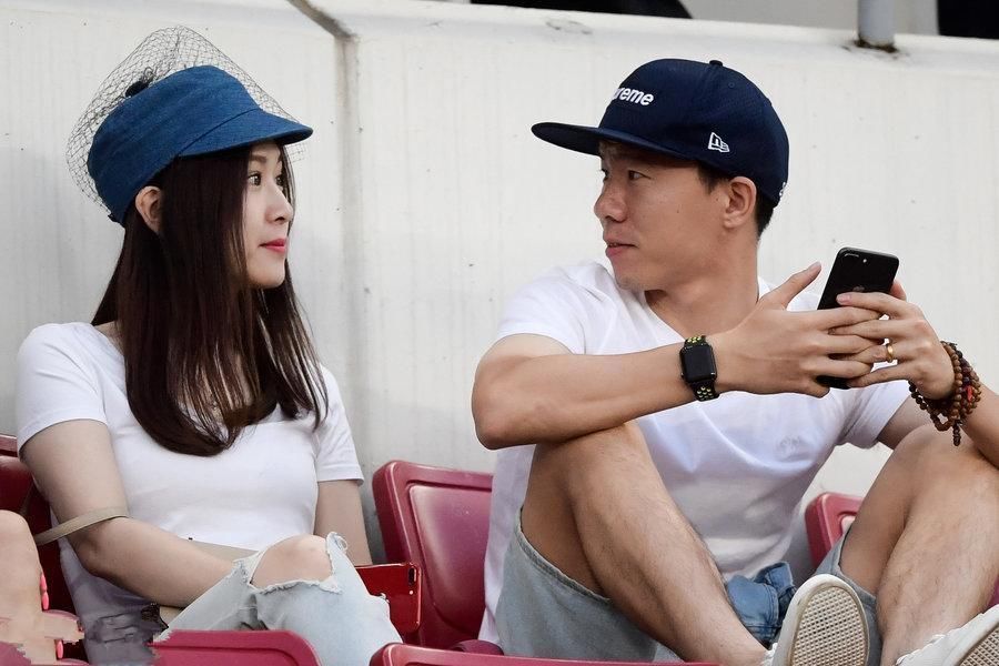 国足孙可带娇妻观看天津德比,全程踩踏座椅大叔也无奈