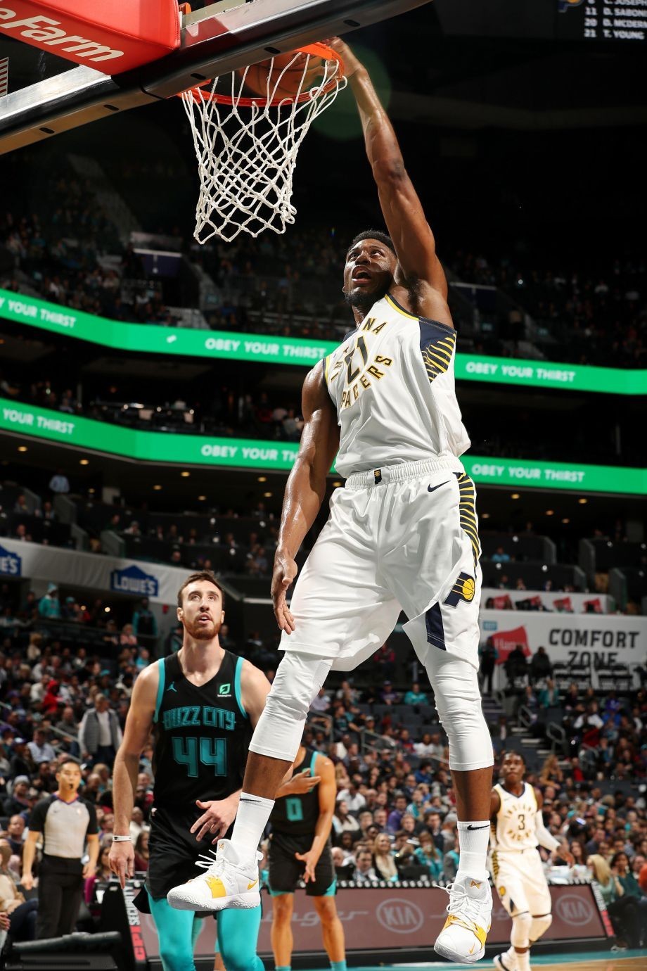 2018/19nba常规赛:步行者127-109黄蜂,肯巴-沃克16分11助攻