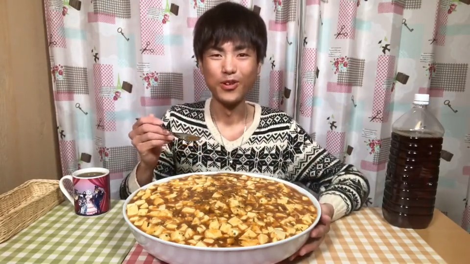 办公室小野 :办公室小野钻木取火做柴火鸡 色泽红亮诱人!野外美食