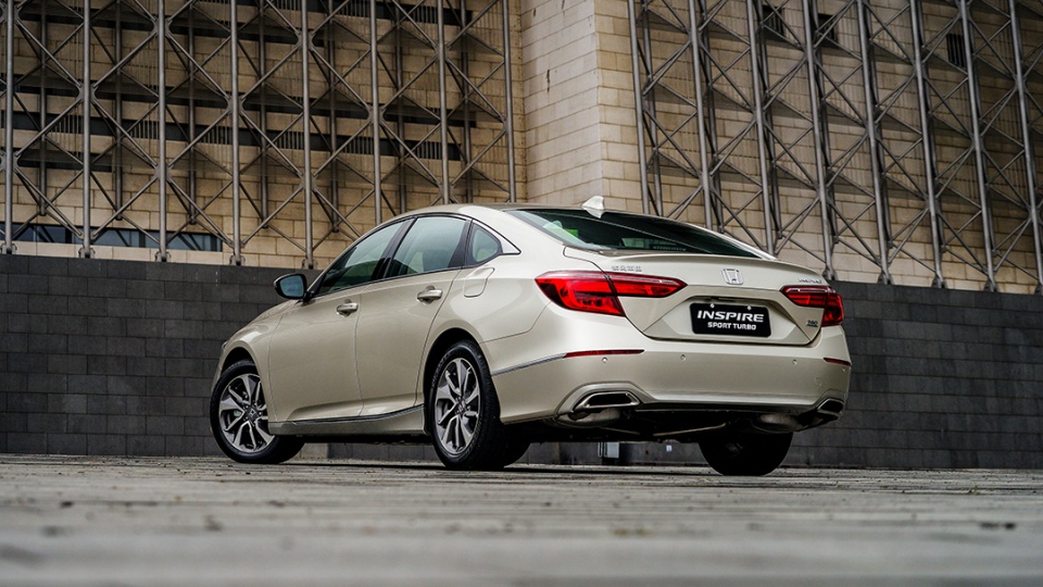 本田新旗舰轿车杀到,配置比雅阁高,好开还不贵!