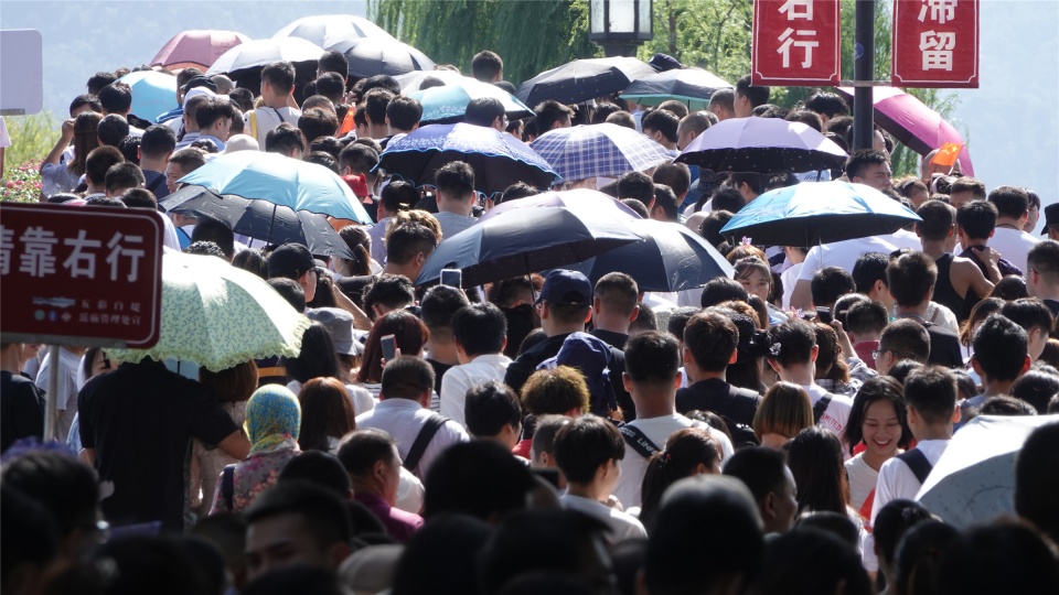 人从众国庆首日西湖断桥人头攒动网友断桥真要断了