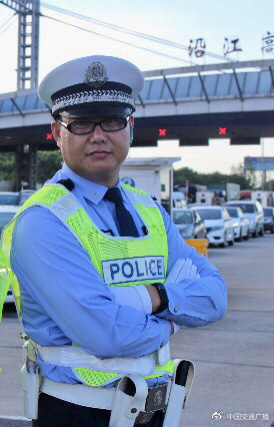 高速交警侍玉强广东深圳交警芦阳阳敬请关注中国交通广播微信公众号