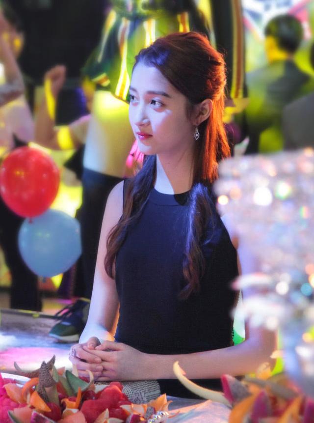 关晓彤《甜蜜暴击》5套服装曝光,红毯有这审美,绝对没人喷了!