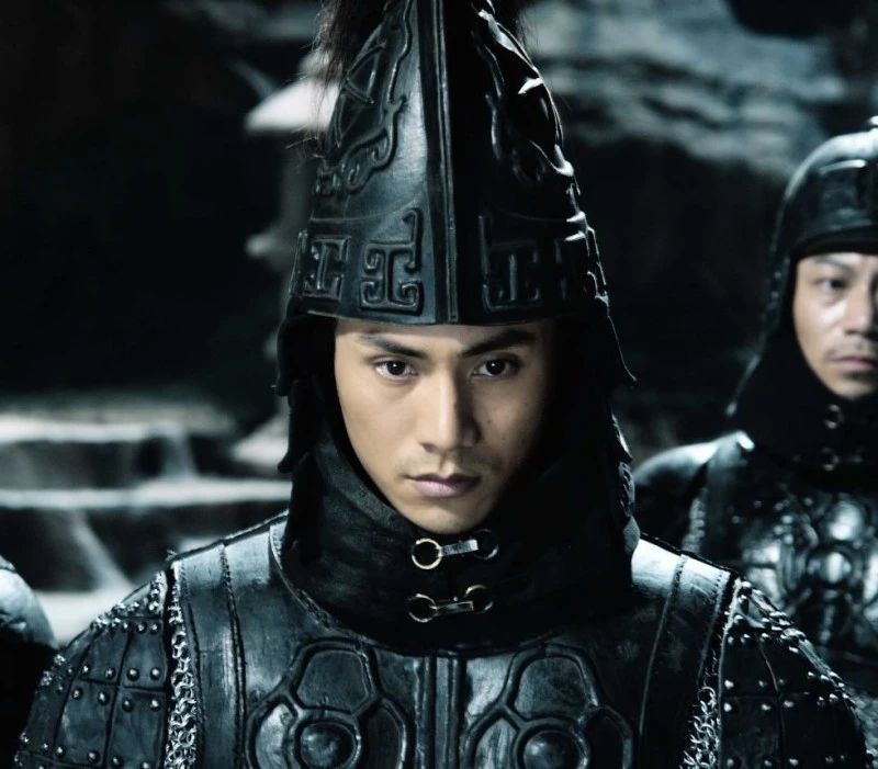 陈坤在《画皮》里演一个将军,束发时整张脸的深刻轮廓都凸显出来,英气