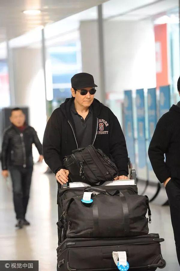 58岁费翔近照曝光超大胸肌完美身材住伦敦千万豪宅却至今未婚