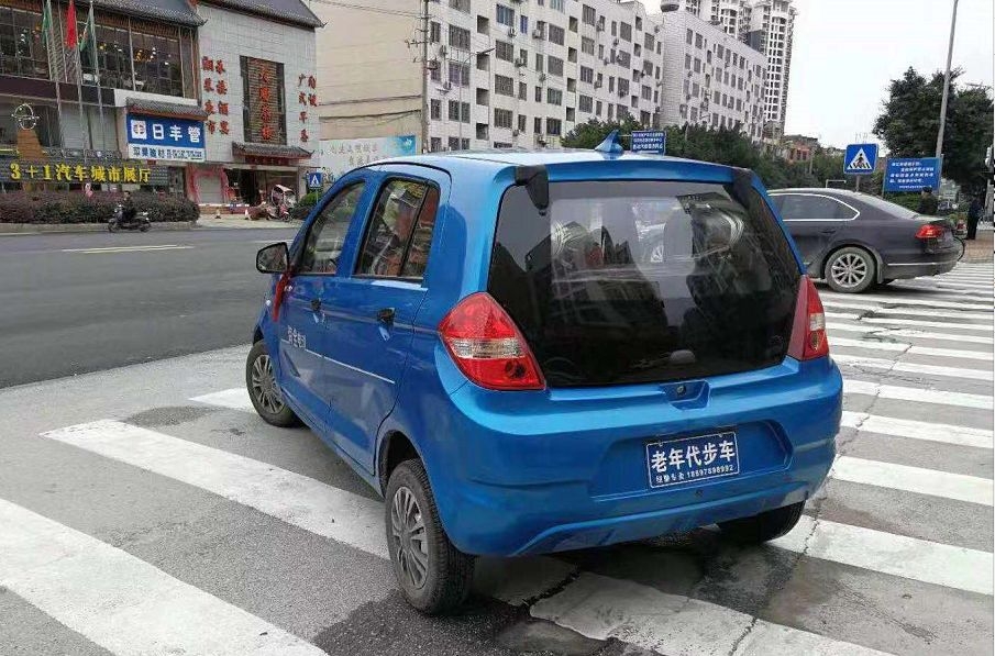 开这种电动汽车的赶紧看柳州一大爷车被查扣这种事别再做了