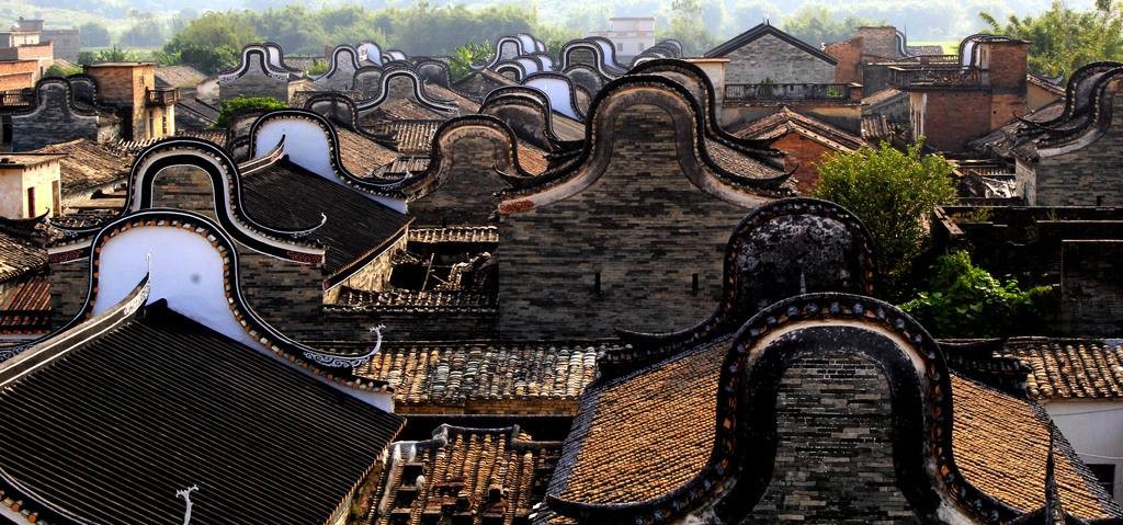 广东有一个古村落建筑风格是高低错落的锅耳楼