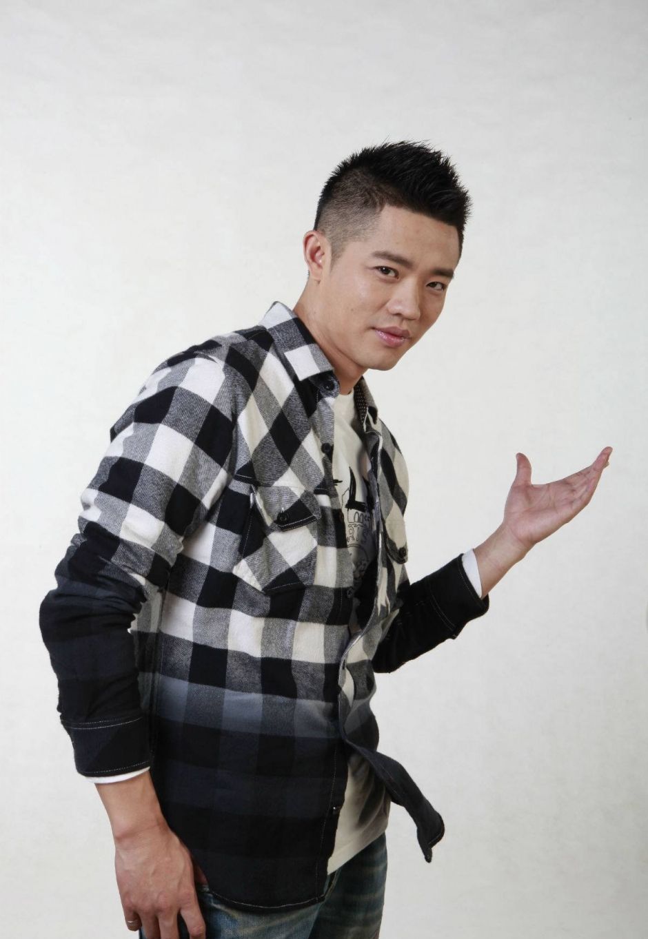 gai穿万元大牌花衣服被批土气,没有"凤凰传奇"的曾毅帅!