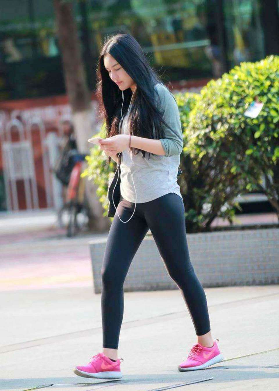  紧身黑裤穿搭什么鞋(紧身黑裤子配什么鞋子)