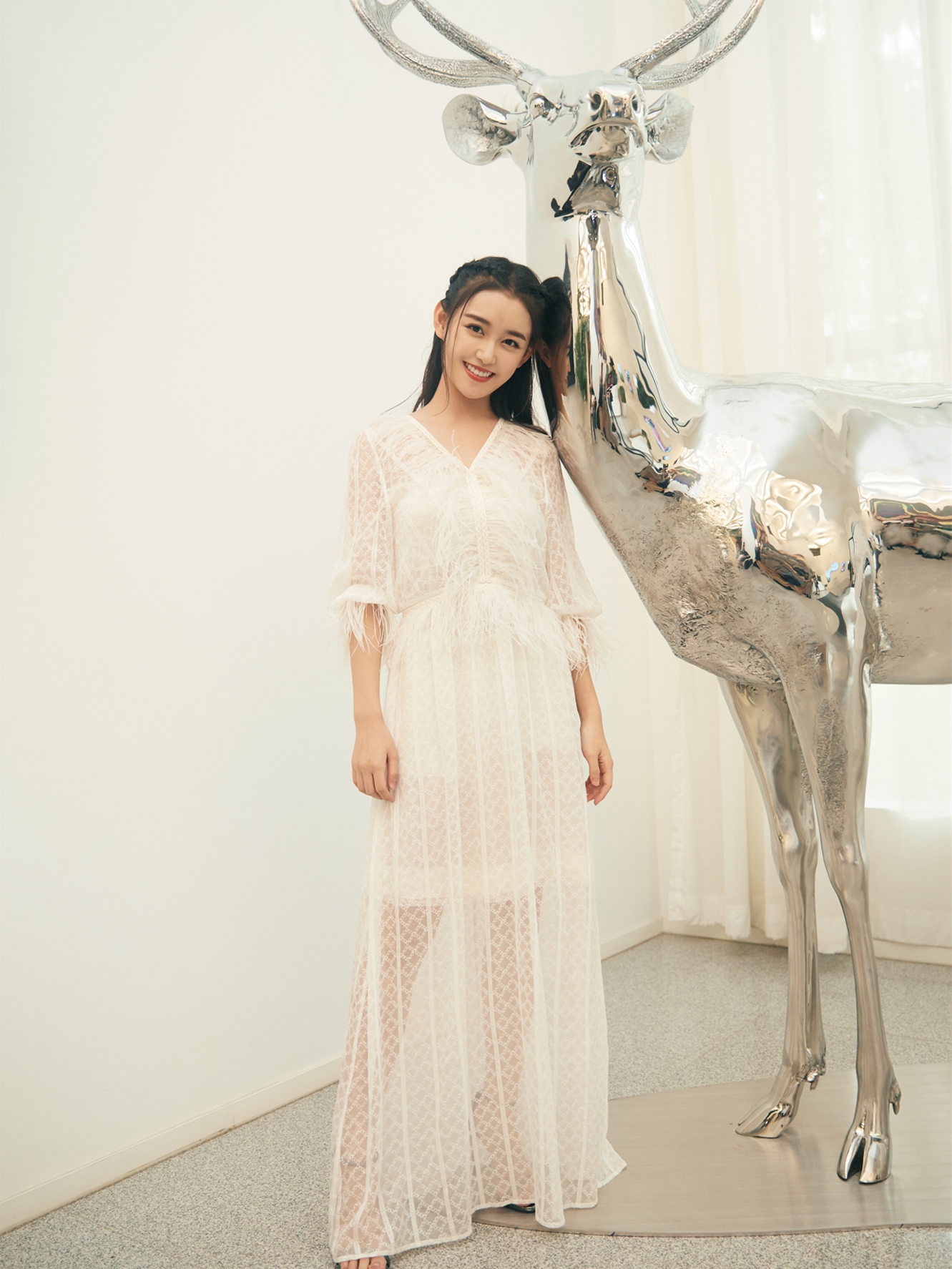 蒋依依厉害了,穿一身羽毛裙好优雅,气质不输钟楚曦!