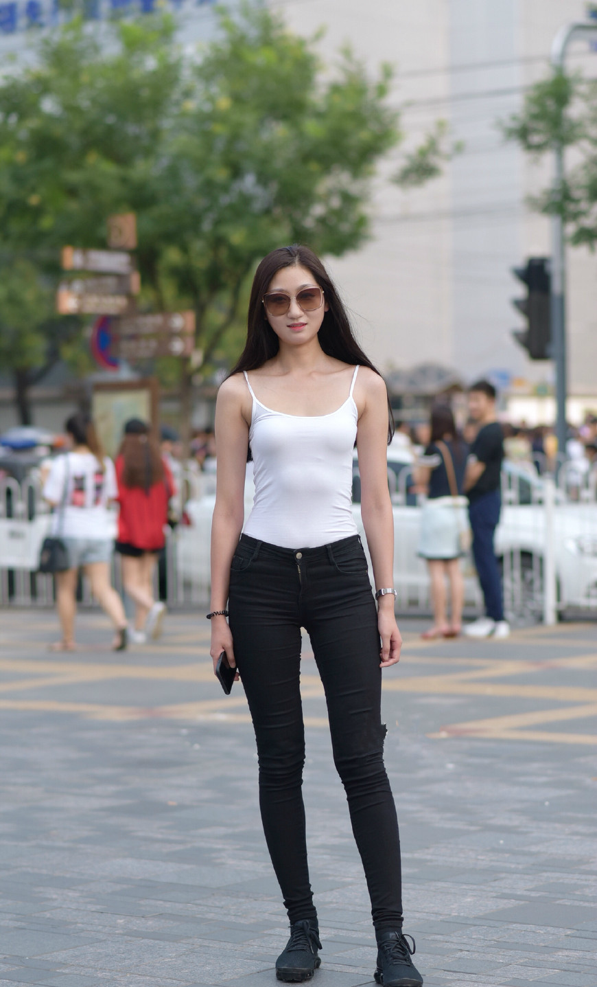 街拍吊带背心是美女性感搭配的必选单品穿上秒变仙女