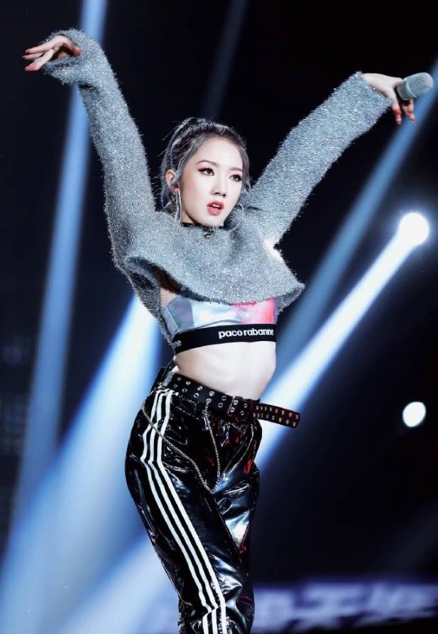 山支大哥孟美岐,舞台上活力四射,露出"排骨腰"让全场尴尬了!