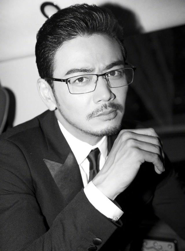 杨烁黑框眼镜装文艺,满脸胡渣老气似大爷,哪里看得出才35岁