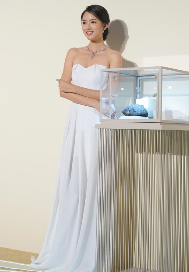 看到穿白裙的张梓琳挪不开脚了,她站着也能美成一幅画