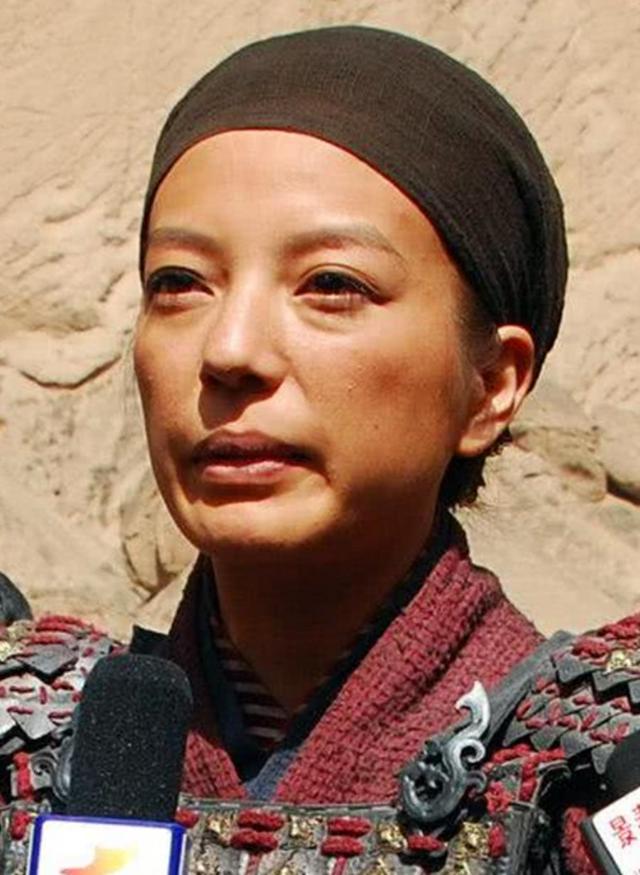 同样是42岁的女明星,赵薇和林心如都老了,而她美的像是少女一样