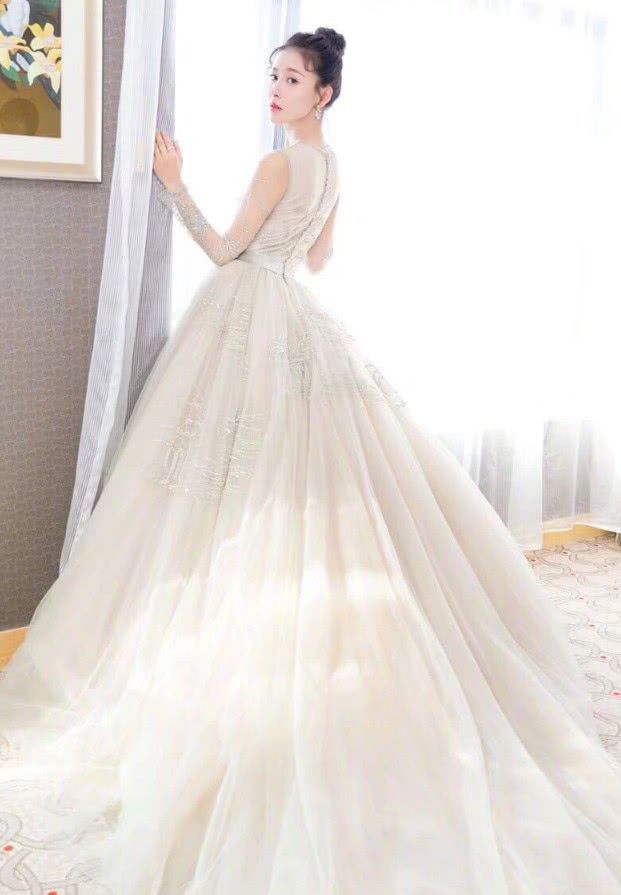 贾青真是美,像仙境里走出来的仙女,裙子远看是银色近看成绿色!