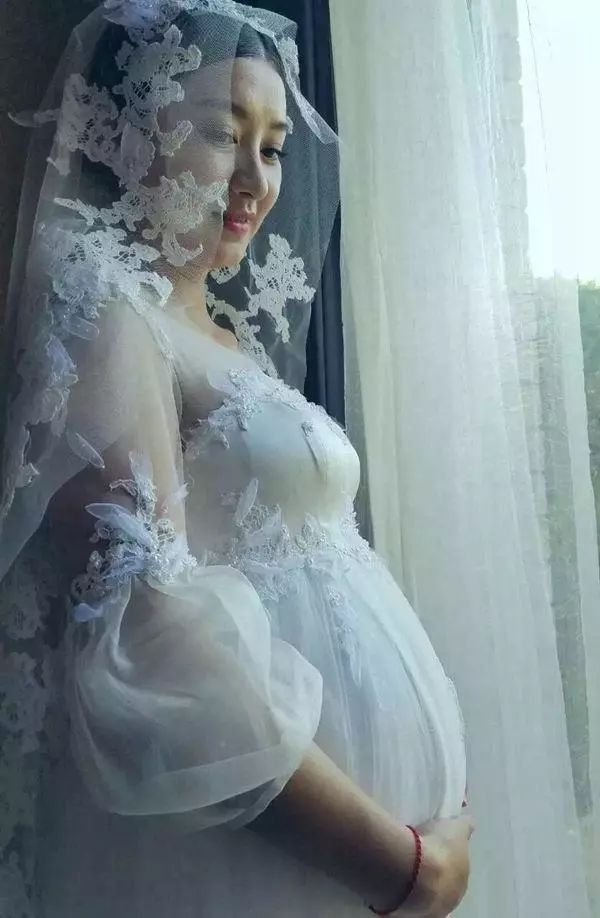 女星怀孕超5个月穿婚纱,斓曦孕味十足,谢楠5个月孕肚看不出!