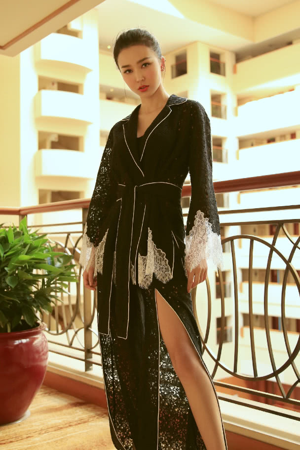 姚星彤穿吊带裙走红毯这么清凉不怕着凉吗这腿适合演成龙的戏