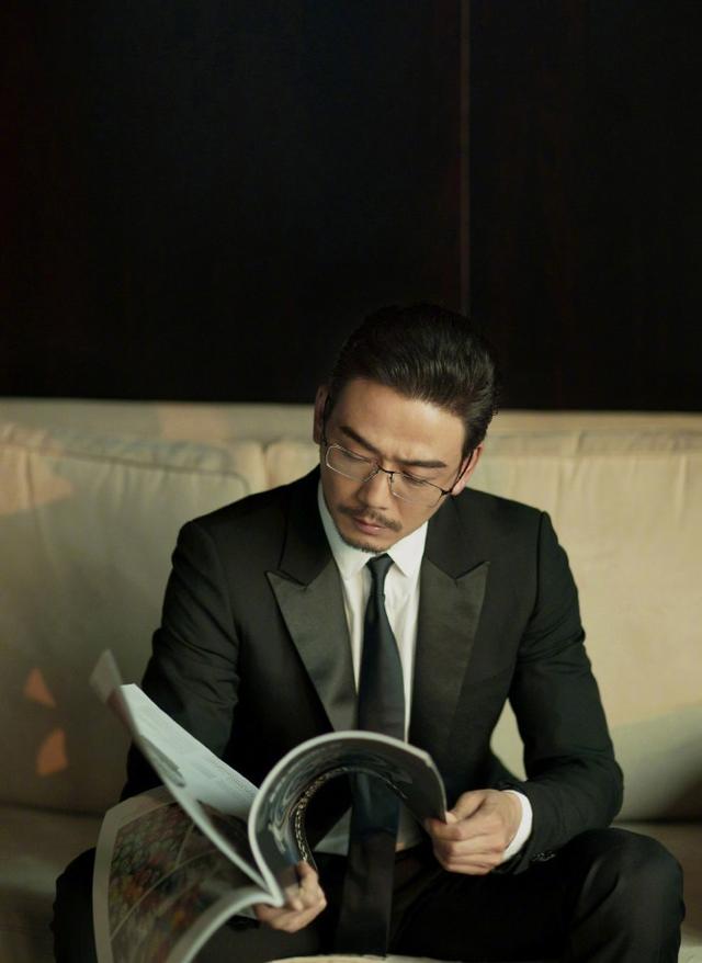 杨烁黑框眼镜装文艺,满脸胡渣老气似大爷,哪里看得出才35岁