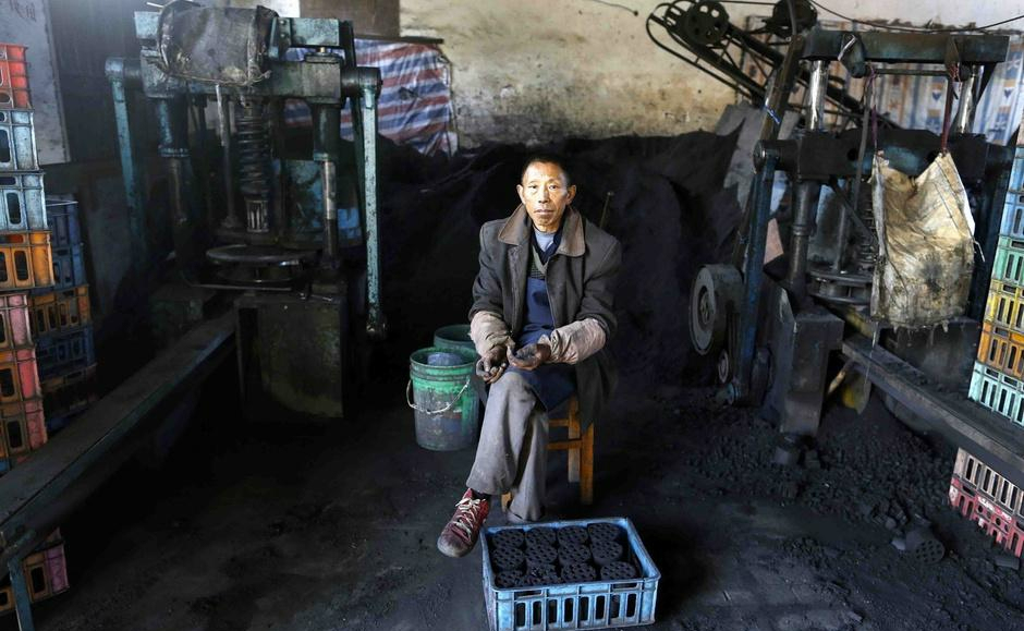 是煤店实在经营不下去了,现在清洁能源越来越普及,蜂窝煤渐渐淡出生活