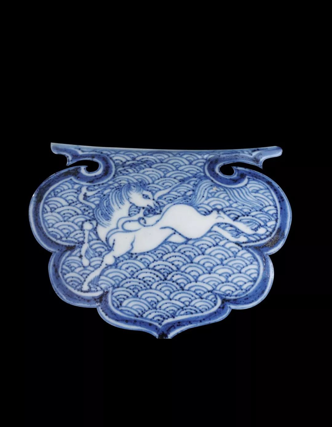 而且,一定是白色的马,才完美.带盖的元青花大罐,实在罕有.