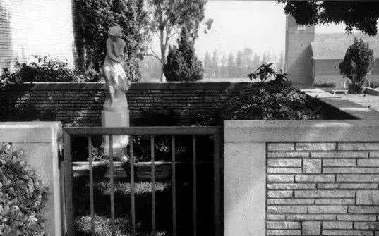 1990年3月20日,于凤至在美国病逝,享年93岁,张学良闻讯悲痛万分.