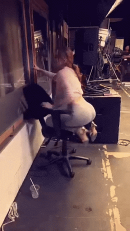 搞笑gif趣图:帅哥滑板玩得真飘逸,应该练习了很久吧