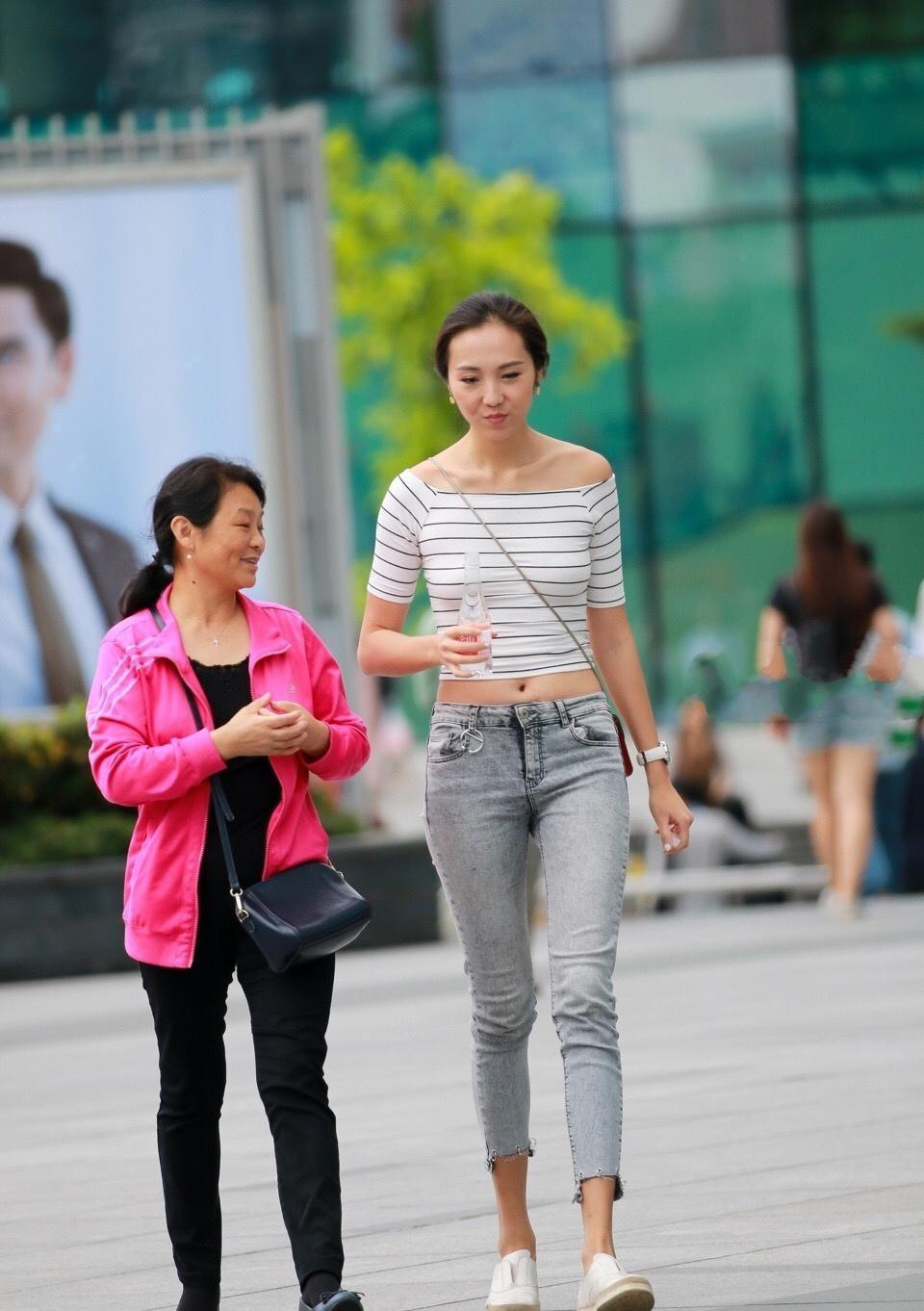 街拍: 身高堪比男生的曼妙美女, 一米九身高很显眼