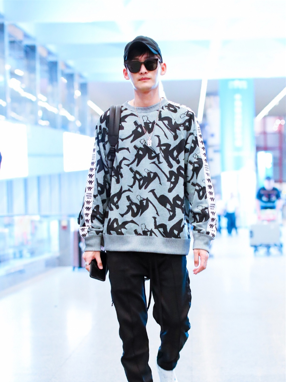 张翰"娘man"风时尚,不仅穿防晒衣,还用t恤搭配薄纱!