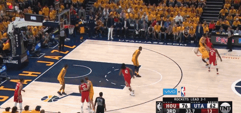 下半场比赛开始,火箭率先发力,哈登三分和保罗中距离相继得手,爵士