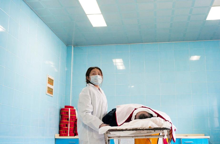 直击那些在火葬场工作的女孩,月入上万却没人敢娶!