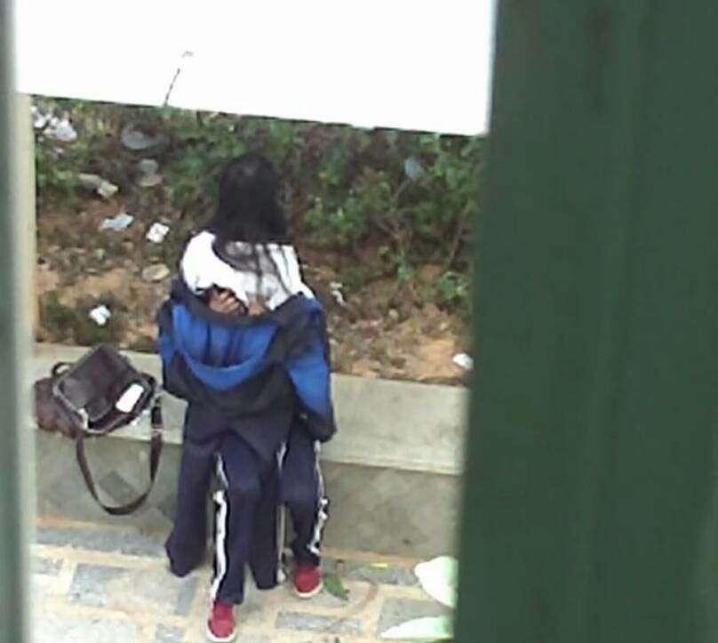 初中小情侣大清早在公园做这种事, 真是恬不知耻