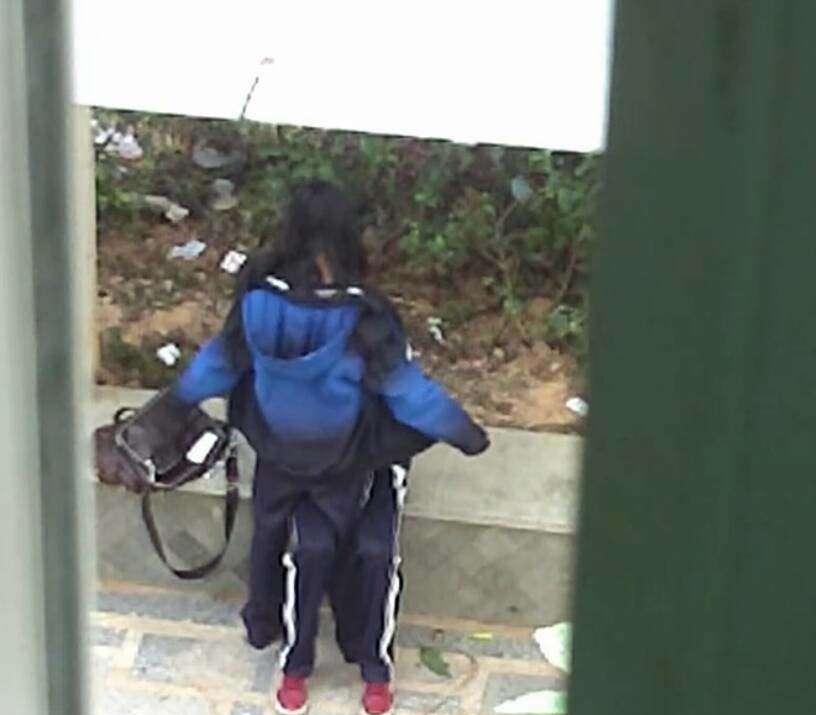 初中小情侣大清早在公园做这种事, 真是恬不知耻