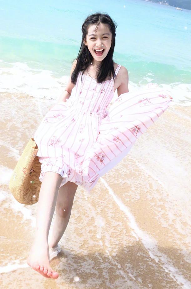 10岁的张籽沐穿一身粉裙秀大长腿