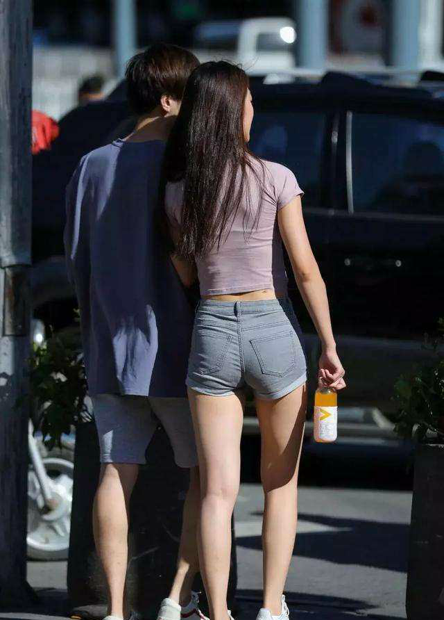 街拍美女夏天必不可少的热裤短裤最后一位胸前太吸睛