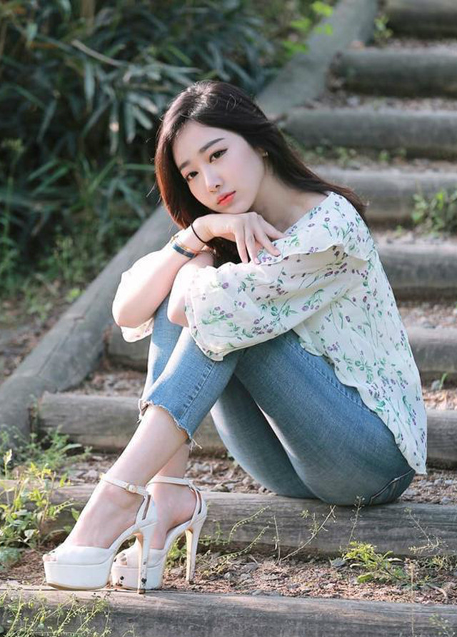 微胖的女孩,穿着牛仔短裤,秀出小肚脐,满屏都是少女心