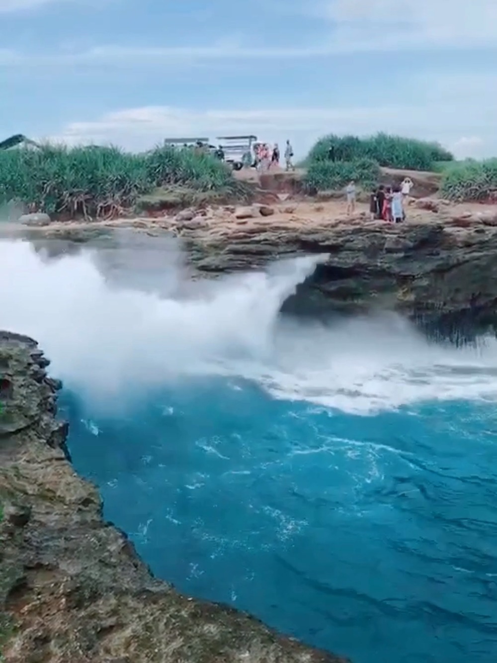 蓝梦岛恶魔的眼泪,茫茫大海的眼角,留下一滴深蓝色的泪,近距离感受一