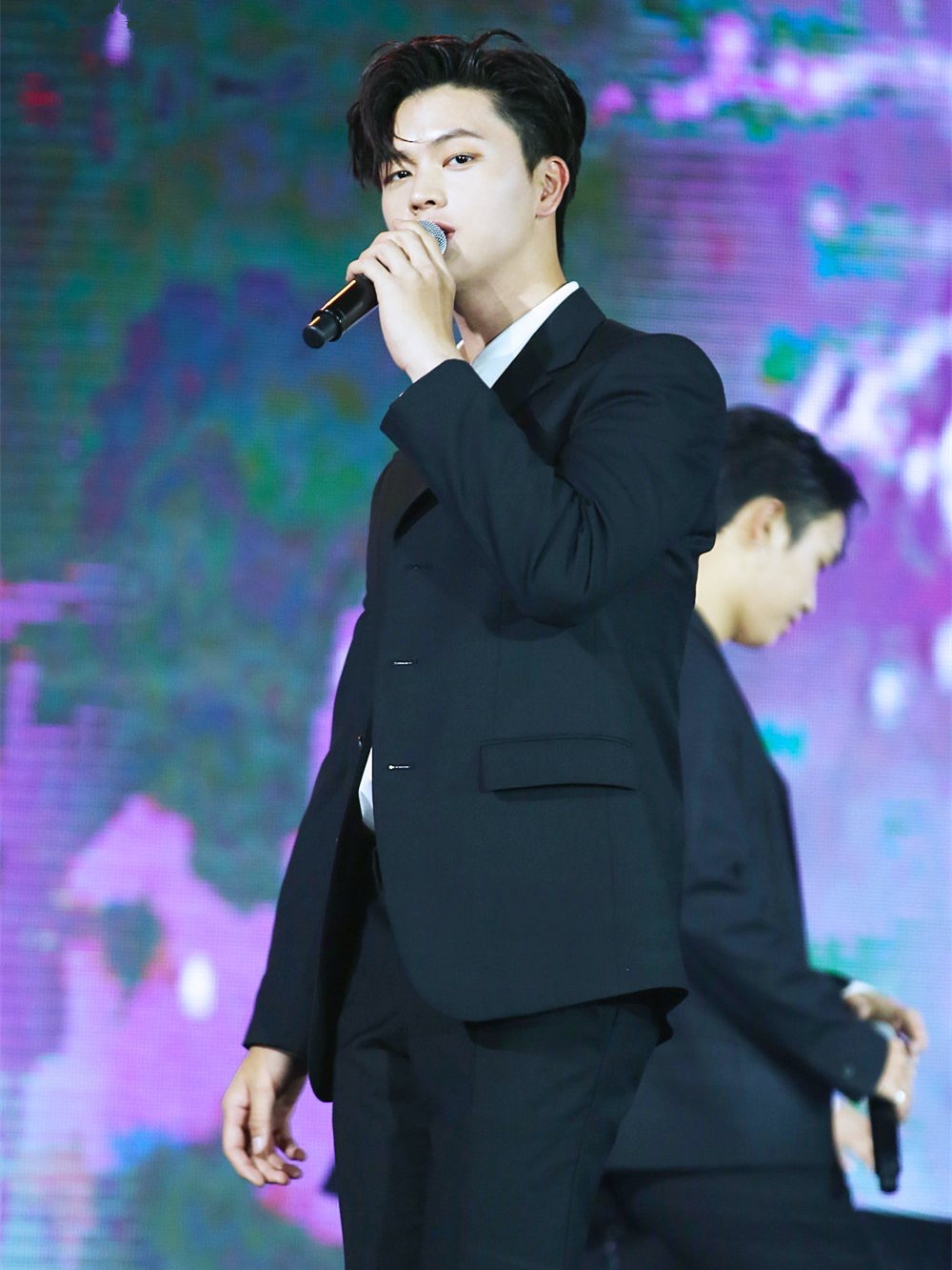 陆星材格子西装彰显绅士风范网友发型像在海里泡了一圈