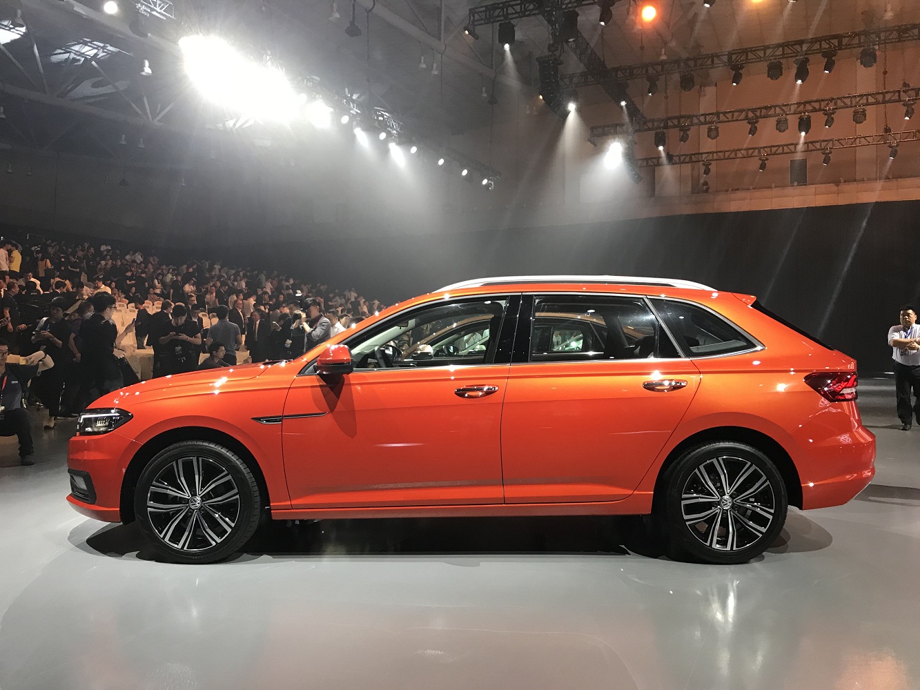 全新一代朗逸旅行版"美如画",难怪一发布就被围个水泄不通-新浪汽车