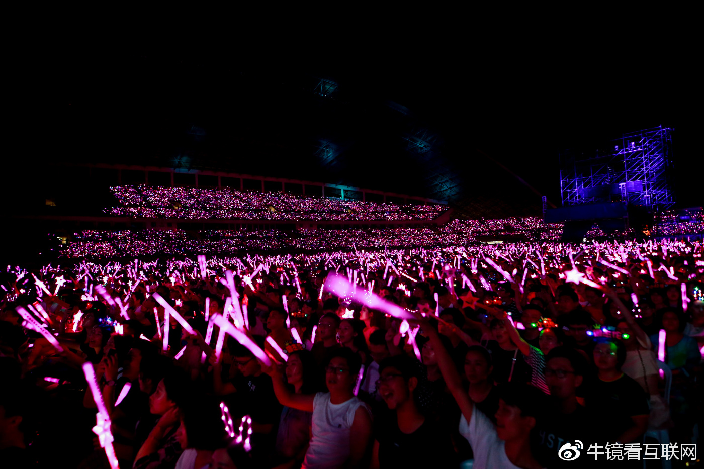 周杰伦空降河南演唱会 5岁孩子点歌合唱 这是爸爸妈妈的青春