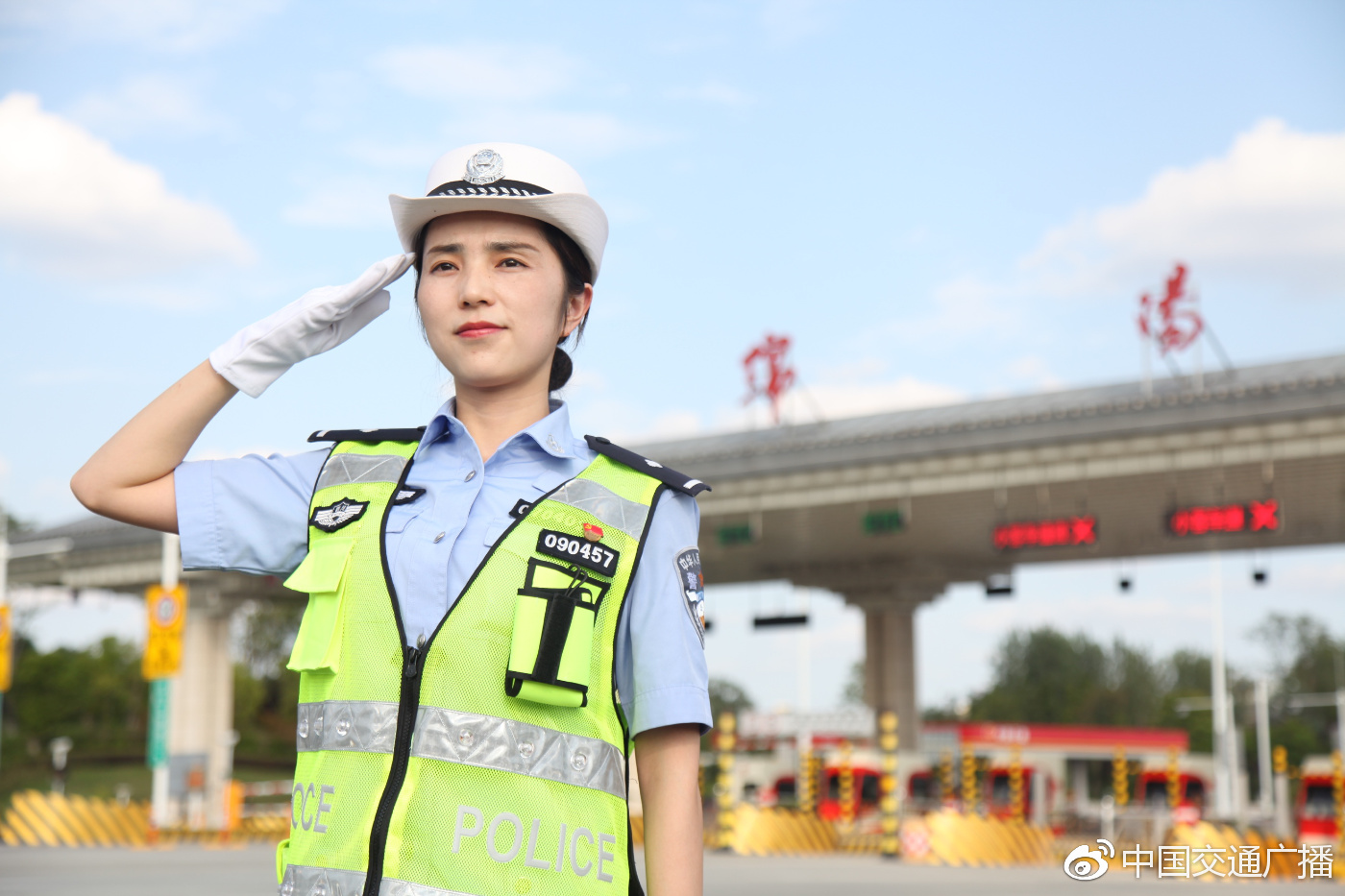 四川高速交警侍玉强广东深圳交警芦阳阳敬请关注中国交通广播微信公众